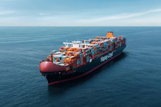 سفينة شحن تتبع شركة الشحن الألمانية «هاباغ لويد» («هاباغ لويد» عبر فيسبوك)