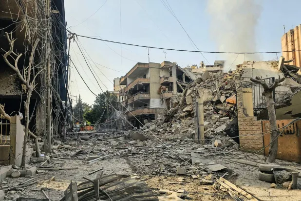 دخان يتصاعد من أنقاض مبنى مدمر عقب غارات جوية إسرائيلية ليلية على حي برج البراجنة في الضاحية الجنوبية لبيروت يوم 12 مارس 2026 (أ.ف.ب)