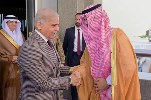  رئيس الوزراء الباكستاني محمد شهباز شريف لدى وصوله إلى جدة الخميس (واس)