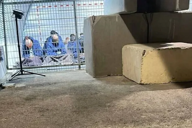 صورة لأسرى فلسطينيين معصوبي الأعين في قاعدة «سدي تيمان» العسكرية نشرتها منظمة «كسر الصمت» الإسرائيلية (أ.ب) 