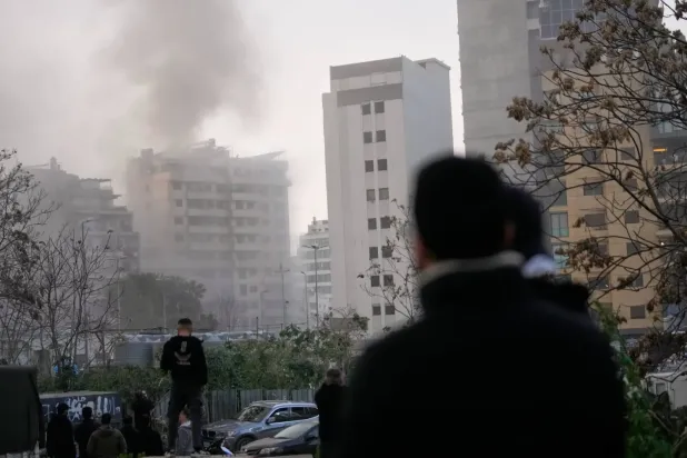 İsrail’in Beyrut’a düzenlediği hava saldırısının ardından bir binadan yükselen duman (AP)