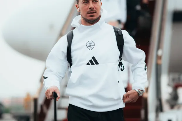 يايسله مدرب الأهلي لدى نزوله من الطائرة (موقع النادي)