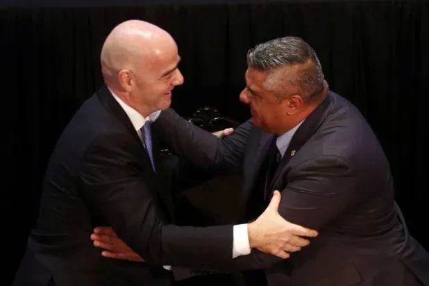 كلاوديو تابيا يصافح رئيس الاتحاد الدولي لكرة القدم جياني إنفانتينو (رويترز)