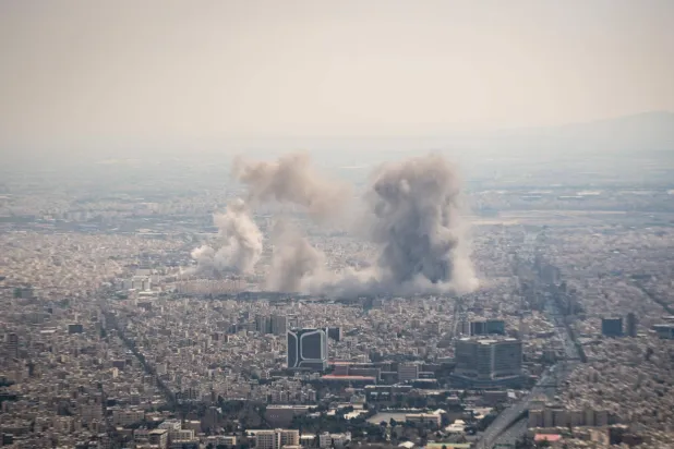 صورة انتشرت الخميس في شبكات التواصل من غارات جوية على طهران 