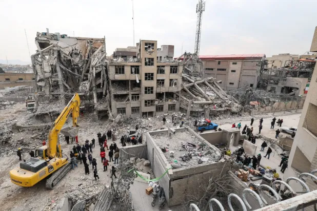 Tahran’da hava saldırısının gerçekleştiği yerde toplanan insanlar, 12 Mart 2026 (Reuters)