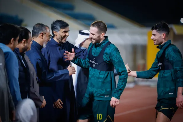 إلتفاف إداري حول اللاعبين في التدريبات الأخيرة (موقع النادي)