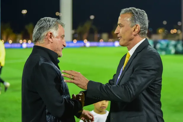 غالتييه في حديث مع شاموسكا مدرب التعاون (تصوير: علي خمج) 