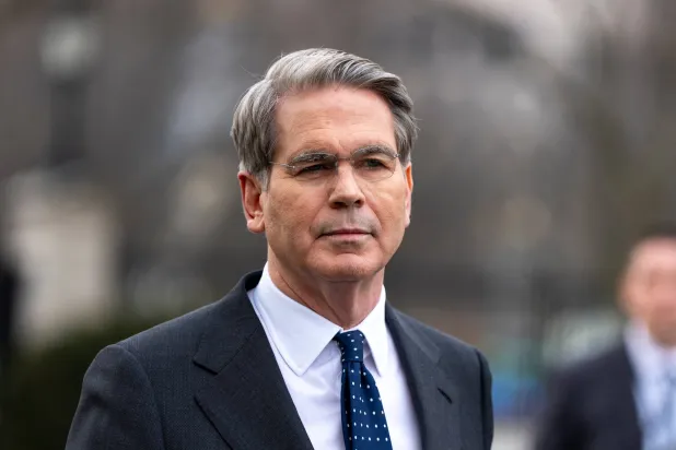 وزير الخزانة الأميركي سكوت بيسنت في البيت الأبيض (أ.ب)