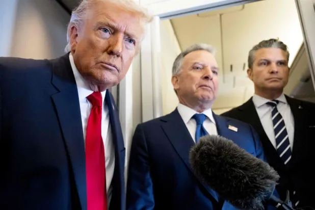 الرئيس الأميركي دونالد ترمب يتحدث إلى وسائل الإعلام وخلفه وزير الدفاع بيت هيغسيث (يميناً) والمبعوث الخاص ستيف ويتكوف (وسطاً) على متن طائرة الرئاسة «إير فورس ون» خلال رحلة من دوفر (أ.ف.ب)