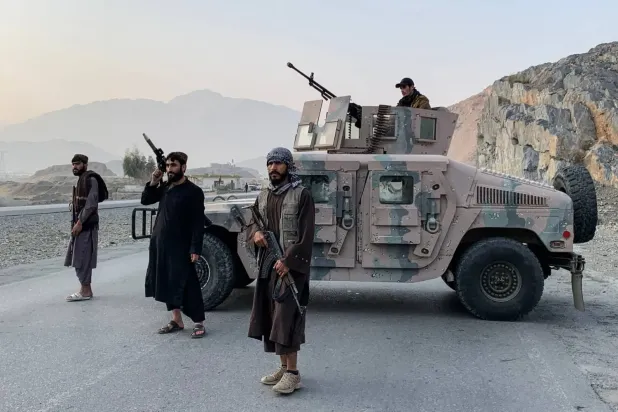 Taliban güvenlik güçleri, Afganistan'ın Nangarhar eyaletindeki Afganistan ve Pakistan arasındaki Torkham sınır geçiş noktasını koruyor (AFP)