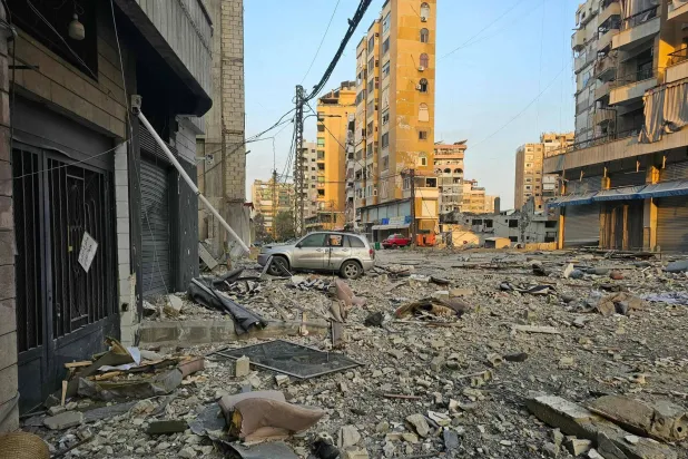 أنقاض مبانٍ ومتاجر مدمرة في شارع تعرّض لغارة جوية إسرائيلية ليلية في الضاحية الجنوبية لبيروت... 13 مارس 2026 (أ.ف.ب)

