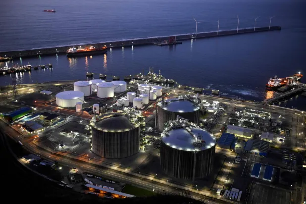 منظر عام لمصنع إعادة الغاز في خليج بيسكايا بمدينة زيربينا الباسكية الإسبانية (أ.ف.ب)