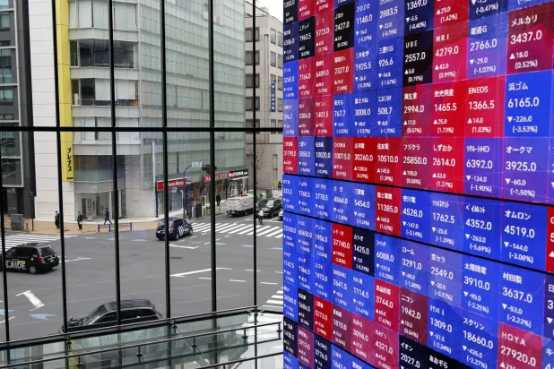 شاشة تعرض حركة الأسهم في وسط طوكيو (إ.ب.أ)