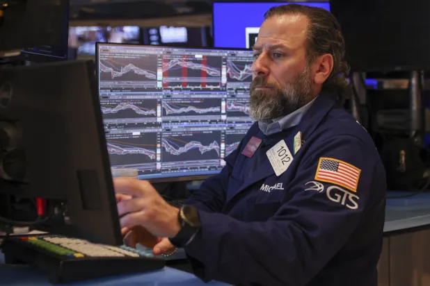 متداول يعمل في بورصة نيويورك (إ.ب.أ)