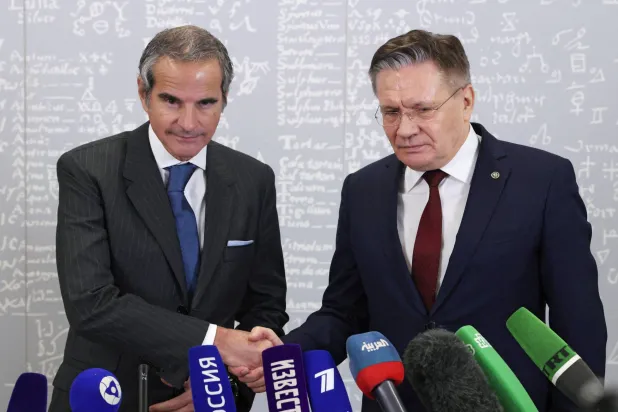 المدير العام للوكالة الدولية للطاقة الذرية رافاييل غروسي (يسار) يصافح المدير العام لشركة «روساتوم» الروسية الحكومية للطاقة الذرية أليكسي ليخاتشيف خلال حديثهما مع وسائل الإعلام عقب المشاورات المشتركة بين روسيا والوكالة الدولية في موسكو في 13 مارس 2026 (رويترز)