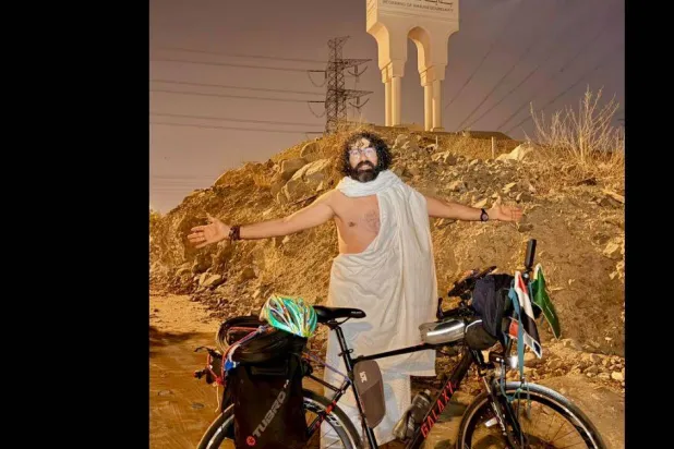 الرحّالة «محمد المصري» بعد وصوله إلى مكة المكرمة (صفحته على «فيسبوك»)