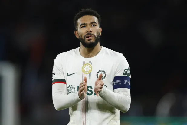 الدولي ريس جيمس باقٍ مع تشيلسي (رويترز)