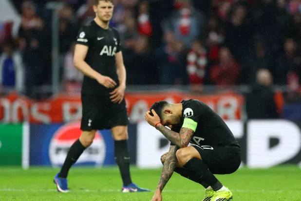 توتنهام هوتسبير تلقى هزيمة ثقيلة أمام أتلتيكو مدريد (رويترز)