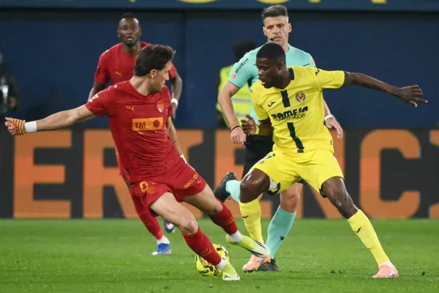 لاعب الوسط الغاني توماس بارتي (يمين) (أ.ف.ب)