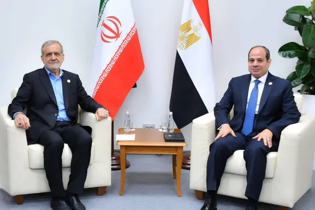 الرئيس المصري عبد الفتاح السيسي ونظيره الإيراني مسعود بزشكيان في لقاء سابق (الرئاسة المصرية)
