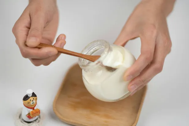 الزبادي الجاف هو في الأساس زبادي تم تصفيته لإزالة مصل اللبن السائل منه (بيكسلز)