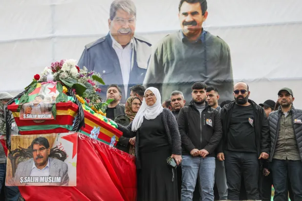 صورة تجمع صالح مسلم وعبد الله أوجلان خلال تشييع عضو الهيئة الرئاسية في حزب الاتحاد الديمقراطي بمدينة القامشلي شمال شرقي سوريا اليوم الجمعة (رويترز)