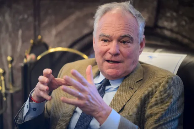 السيناتور تيم كاين متحدثاً في واشنطن العاصمة (أ.ب)