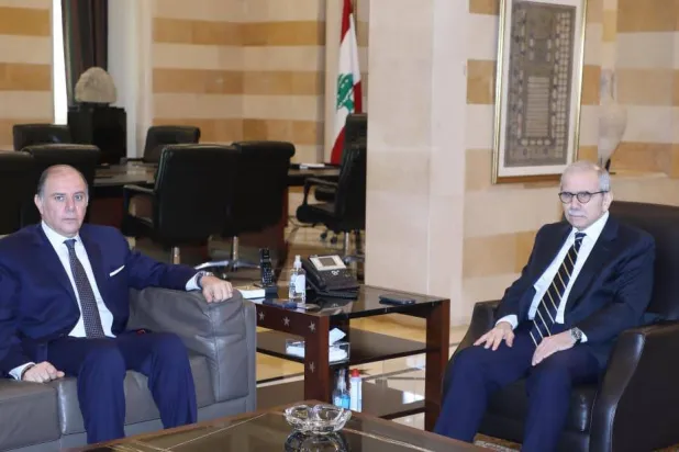 حاكم مصرف لبنان كريم سعيد مجتمعاً مع رئيس الحكومة نواف سلام للبحث في الآثار الاقتصادية العامة للحرب الدائرة في لبنان وتداعياتها على الأوضاع المالية والنقدية في البلاد (رئاسة الحكومة)