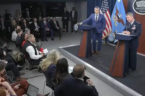  هيغسيث وكين خلال مؤتمر صحافي مشترك في واشنطن اليوم (البنتاغون)
