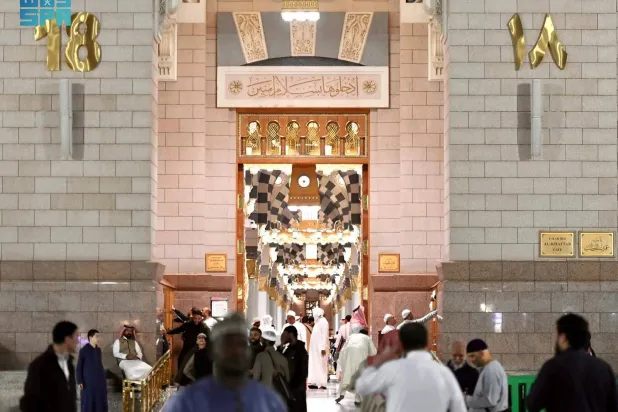 يضم كل باب أكثر من 1500 قطعة نحاسية مذهَّبة منقوشة بتصميم دائري يتوسطه اسم «محمد رسول الله» (واس)