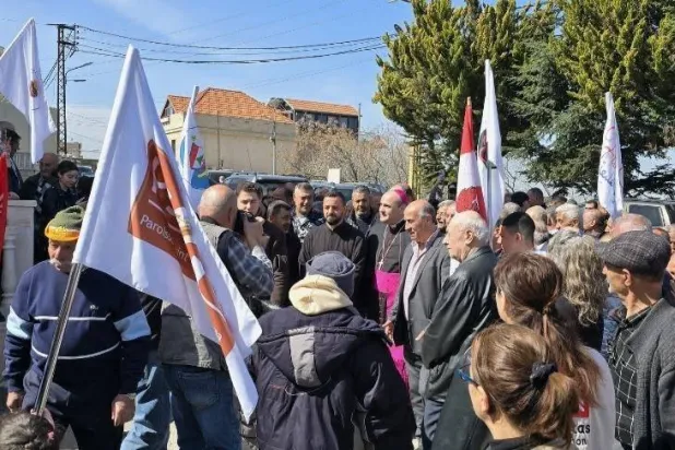 السفير البابوي باولو بورجيا لحظة وصوله إلى كنيسة القليعة خلال زيارته إلى القرى المسيحية بالجنوب (متداول)