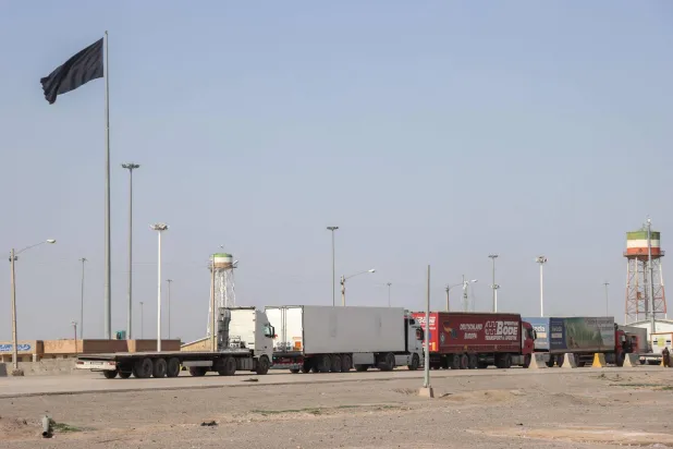 عَلم أسود يرفرف عند معبر إسلام قلعة الحدودي بين أفغانستان وإيران (أ.ف.ب)
