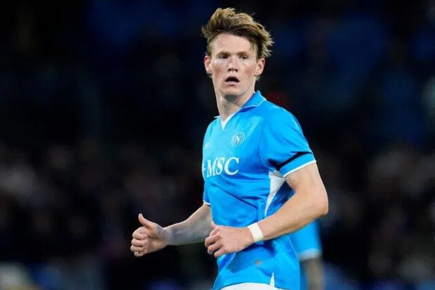 لاعب وسط «نابولي» الأسكوتلندي سكوت ماكتومناي (رويترز)