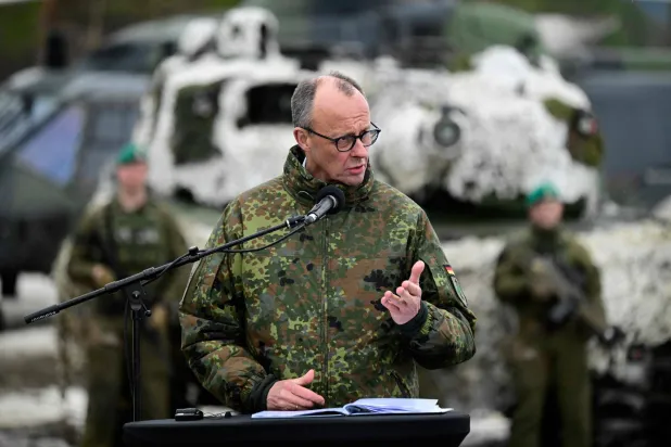 المستشار الألماني لدى عقده مؤتمراً صحافياً في قاعدة «باردوفوس» بالنرويج يوم 13 مارس (أ.ف.ب)