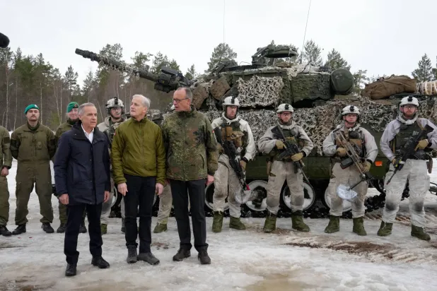 من اليمين: المستشار الألماني فريدريش ميرتس ورئيس الوزراء النرويجي يوناس غار ستوره ورئيس الوزراء الكندي مارك كارني يتفقدون مسرح مناورات لقوات حلف شمال الأطلسي في باردوفوس بالنرويج (أ.ب)