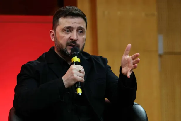 الرئيس الأوكراني فولوديمير زيلينسكي يتحدث إلى طلاب في باريس