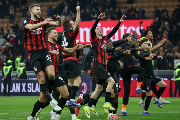 لاعبو ميلان وفرحة الفوز على الغريم إنتر ميلان في المرحلة الماضية (إ.ب.أ)