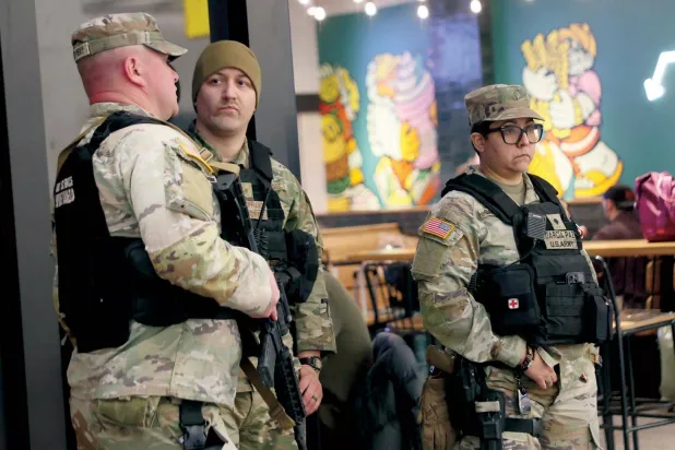 قوات من الحرس الوطني في محطّة قطارات بنيويورك يوم 13 مارس (أ.ف.ب)