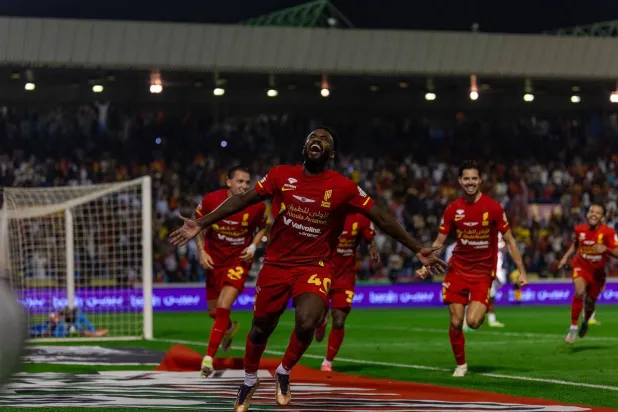 محنشي محتفلا بهدفه الثمين في الأهلي (تصوير: عيسى الدبيسي)