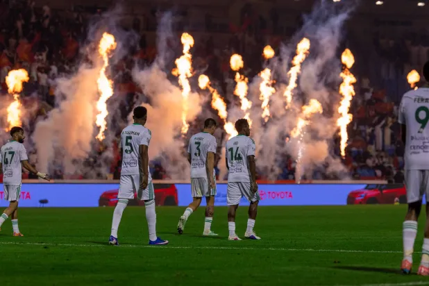 لاعبو الأهلي في صدمة بعد خسارتهم للمباراة (تصوير: عيسى الدبيسي)