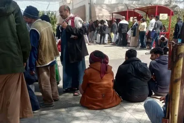 تجمع لمرضى يمنيين وذويهم في باحة أحد المستشفيات الحكومية بصنعاء (فيسبوك)