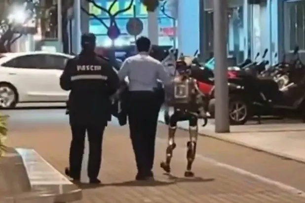 صورة مثبتة من مقطع فيديو للشرطة الصينية وهي «تعتقل» الروبوت