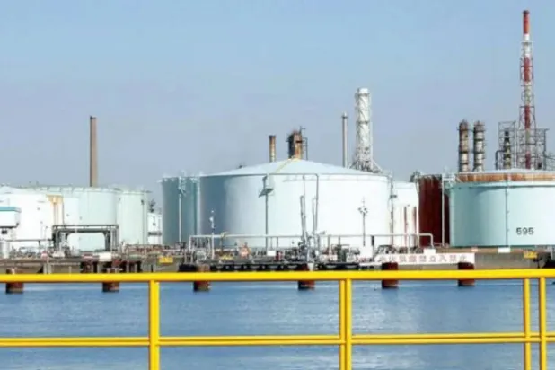 أحد مصافي النفط في يوكوهاما اليابانية (رويترز)