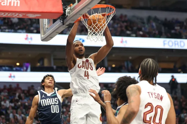 إيفان موبلي يسجل سلة «دنك» في دالاس (رويترز)