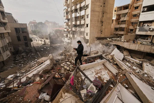 الدخان يتصاعد نتيجة غارات جوية استهدفت الضاحية الجنوبية لبيروت (أ.ب)