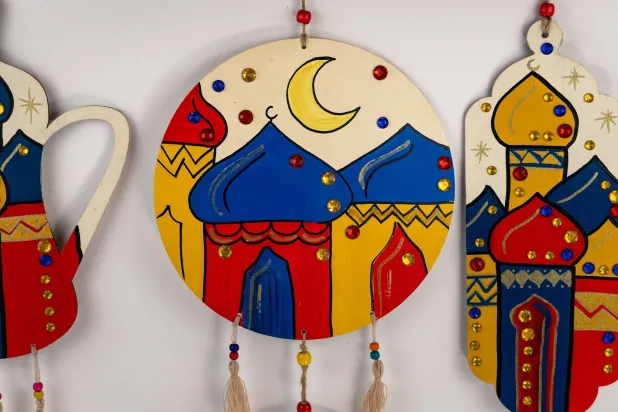 معلقات مبهجة من «ميدو - أرت» (الشرق الأوسط)