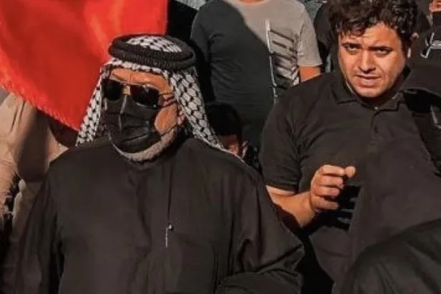 صورة منسوبة للحميداوي يضع قناعاً ونظارات شمسية وغطاء للرأس خلال ظهوره العلني الوحيد في 6 نوفمبر 2021