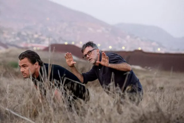 بول توماس أندرسون يدير ليوناردو دي كابريو في «معركة تلو الأخرى» (وورنر)