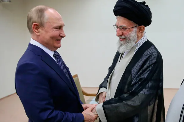 الرئيس الروسي فلاديمير بوتين والمرشد الإيراني الراحل علي خامنئي يتبادلان التحية خلال اجتماع في طهران - 19 يوليو 2022 (أرشيفية - أ.ب)