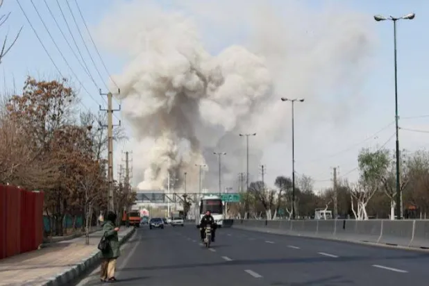 الدخان يتصاعد عقب انفجار في طهران (رويترز)